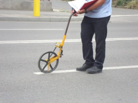 A traversat prin loc nepermis şi a fost accidentat de o maşină